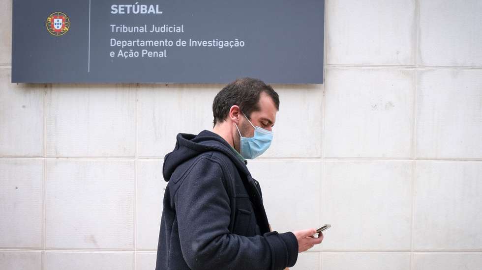 João Gouveia, antigo "dux" da universidade Lusófona à saida do Tribunal de Setúbal para a primeira sessão do julgamento do processo cível intentado há cinco anos pelas famílias dos seis jovens que morreram numa praxe, na praia do Meco, em Setúbal, 13 de abril de 2021. O julgamento do processo cível em que as famílias dos seis jovens que morreram durante uma praxe na praia do Meco em 2013 reclamam indemnizações no valor global de 1,3 milhões de euros, começa hoje no Tribunal de Setúbal. RUI MINDERICO/LUSA