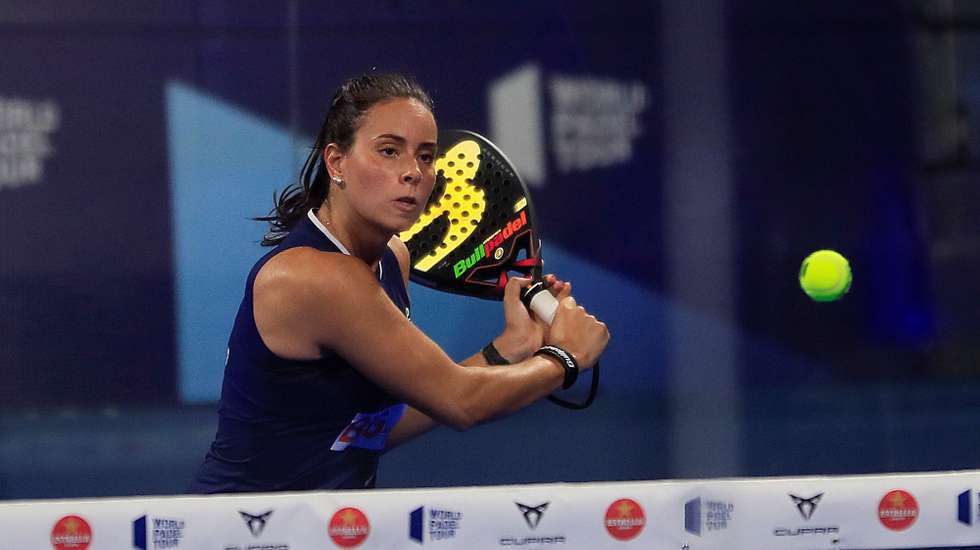 epa08553097 Portuguese player Sofia Araujo and Argentinian Maria Virginia Riera (unseen) face Spaniards Marta Ortega and Beatriz Gonzalez during World Padel Tour Madrid Open 2020's women semi-final double match at Madrid Arena pavilion, in Madrid, Spain, 18 July 2020.  EPA/Fernando Alvarado