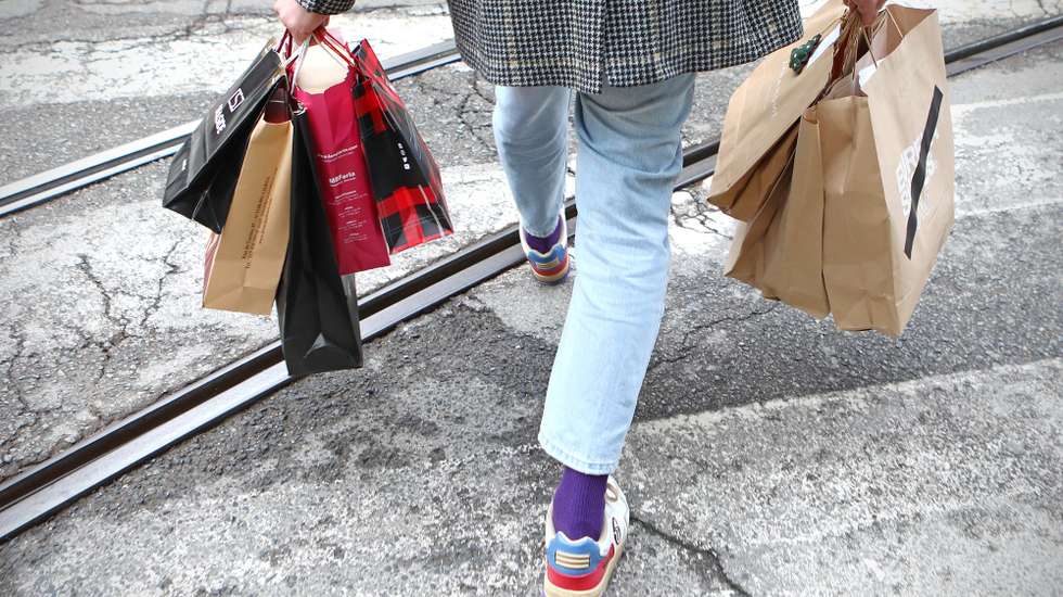 Um homem transporta as suas compras de Natal antes do recolher obrigatório do estado de emergência, no âmbito das medidas de contenção da covid-19, em Lisboa, 19 de dezembro de 2020. No fim-de-semana os estabelecimentos comerciais apenas podem funcionar entre as 08:00 e as 13:00 nos concelhos classificados como de risco “extremamente elevado” e “muito elevado”, medida imposta pelo estado de emergência que estará em vigor até às 23:59 de 23 de dezembro. ANTÓNIO PEDRO SANTOS/LUSA