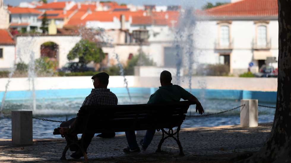 Populares descansam à sombra no jardim municipal de Borba, no primeiro dia de uma nova vaga de calor com temperaturas próximas dos 40 graus. Borba, 07 de julho de 2022. Segundo o Instituto Português do Mar e da atmosfera (IPMA), nos próximos dias, Portugal continental irá enfrentar uma situação de tempo quente persistente, que deverá dar origem a uma onda de calor em muitas áreas do território. NUNO VEIGA/LUSA