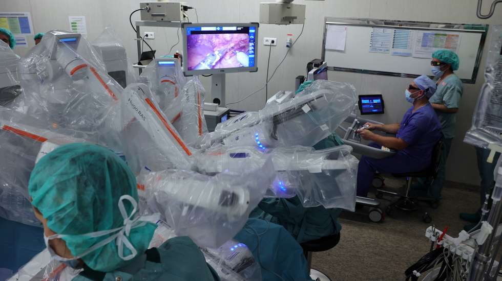 O serviço de Urologias do Hospital de Santo António, pelo programa de cirurgia robótica do Centro Hospitalar Universitário de Santo António (CHUdSA), começou hoje a realizar cirurgia assistida por robot, um tipo de operação que diminui o tempo de internamento, reduz as taxas de complicações e de infeções e aumenta a precisão do cirurgião, no Porto, 06 de março 2023. (ACOMPANHA TEXTO). ESTELA SILVA/LUSA