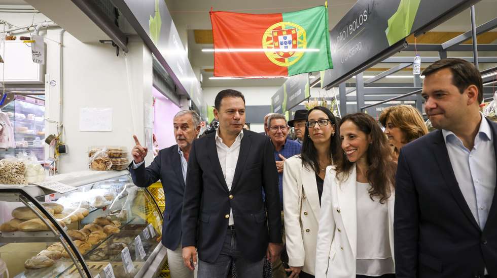 O presidente do Partido Social Democrata (PSD), Luís Montenegro (C), acompanhado por Ricardo Baptista Leite (D), durante uma visita ao Mercado de Queluz, como parte do programa: Sentir Portugal em..., na sequência do compromisso que assumiu no 40.º Congresso do PSD, de passar uma semana por mês, nos diferentes distritos de Portugal, em Queluz, 21 de abril de 2023. JOSÉ SENA GOULÃO/LUSA