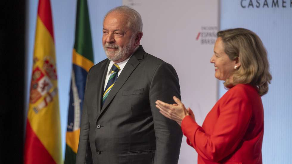 epa10591180 Brazilian President Lula da Silva (L) and Spanish first deputy Prime Minister and Economy Minister Nadia Calvino (R) take part in a business meeting between Spain and Brazil, at Casa America in Madrid, Spain, 25 April 2023.  EPA/FERNANDO VILLAR