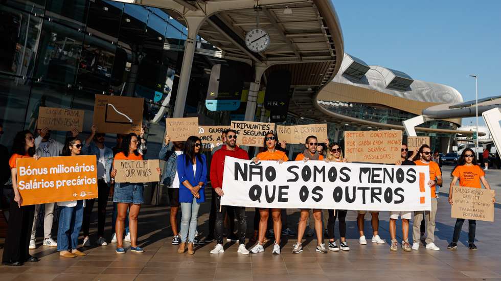 Trípulantes de cabine da  easyJe manifestam-se durante a greve no aeroporto Gago Coutinho em Faro, 30 de maio de 2023. Convocada pelo Sindicato Nacional do Pessoal de Voo da Aviação Civil (SNPVAC),  a greve prossegue nos dias 01 e 03 de junho. LUÍS FORRA/LUSA