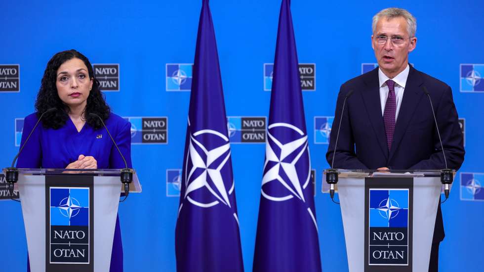 epa10846224 President of Kosovo Vjosa Osmani-Sadriu (L) and NATO Secretary General Jens Stoltenberg hold a joint press conference at the Alliance headquarters in Brussels, Belgium, 07 September 2023.  EPA/OLIVIER MATTHYS