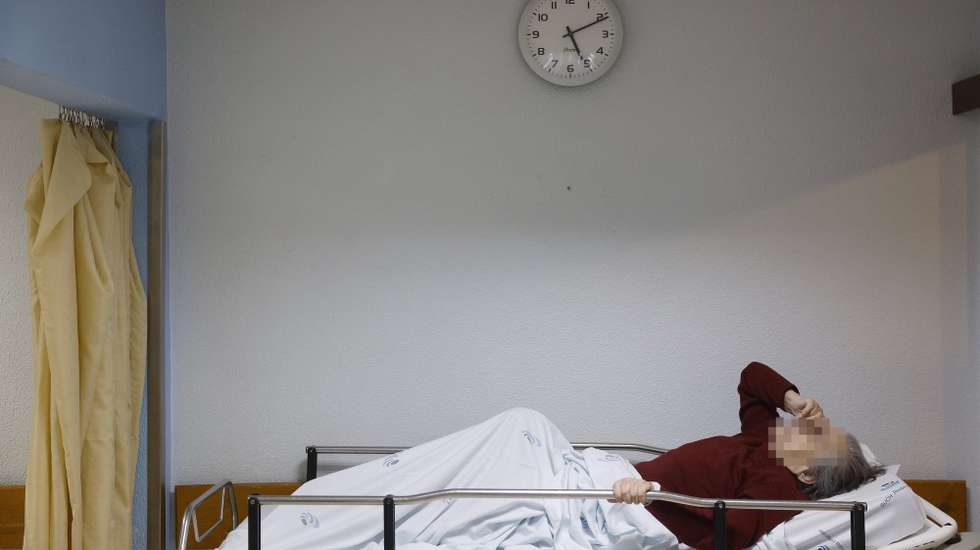 Paciente numa maca no serviço de urgência do Hospital de Abrantes, Centro Hospitalar Médio Tejo (CHMT), em Abrantes, 28 de dezembro de 2023. ANTÓNIO PEDRO SANTOS/LUSA