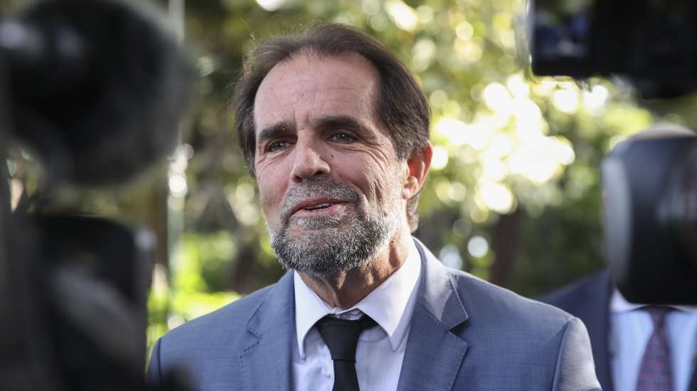 O presidente do Governo Regional da Madeira, Miguel Albuquerque, durante uma declaração aos jornalistas, Funchal, 24 de janeiro de 2024. A Polícia Judiciária (PJ) realizou hoje cerca de 130 buscas domiciliárias e não domiciliárias relacionadas com três inquéritos dirigidos pelo Departamento Central de Investigação e Ação Penal (DCIAP), nos quais são investigados crimes de corrupção ativa e passiva, participação económica em negócio, prevaricação, recebimento ou oferta indevidos de vantagem, abuso de poderes e tráfico de influência. HOMEM GOUVEIA/LUSA