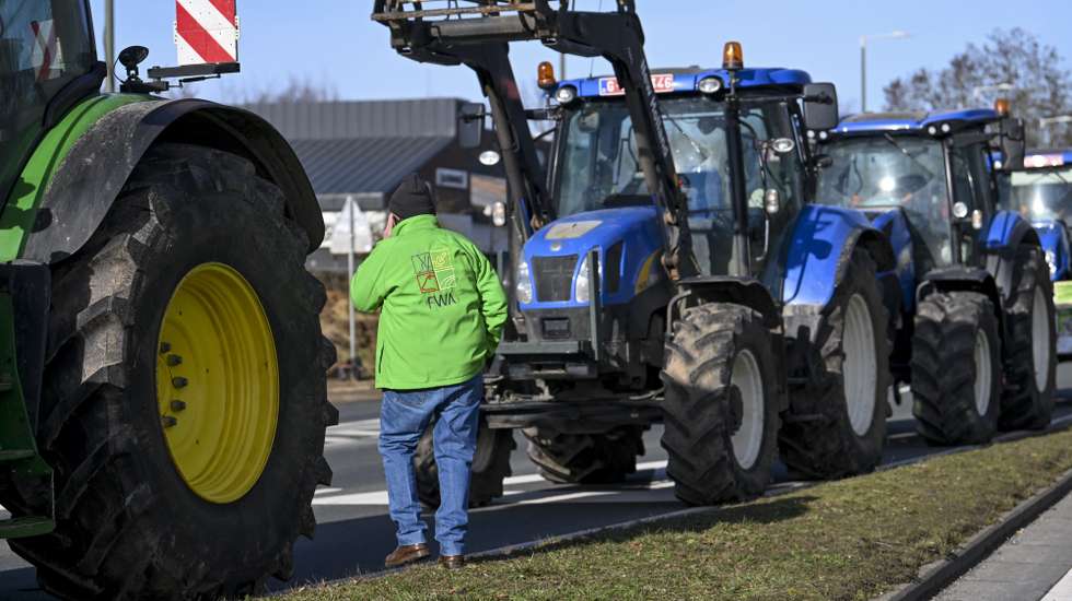 epa11108327 Farmers use their tractors to put up filtering roadblock during a protest action at a Walloon roundabout at Mont-Saint-Guibert, Belgium, 27 January 2024. The agricultural sector aims to highlight through these actions declining incomes, overly complex legislation, and administrative overload. The discontent among farmers, initially sparked in France, has spilled over into several European countries, including Belgium, particularly in the Walloon region.  EPA/FREDERIC SIERAKOWSKI