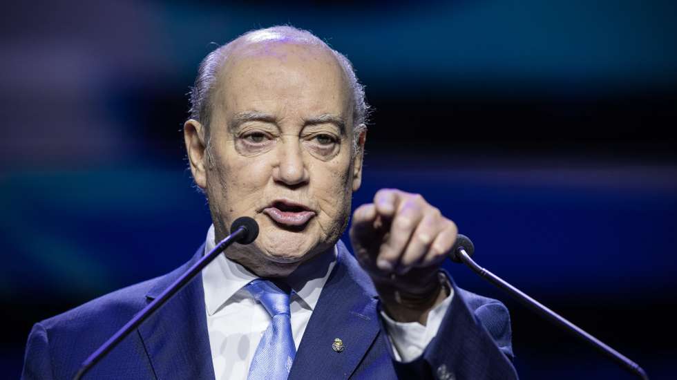Jorge Nuno Pinto da Costa, intervém durante a apresentação da sua candidatura à presidência do Futebol Clube do Porto, no Coliseu do Porto, 4 de fevereiro de 2024. Pinto da Costa, de 86 anos, concorrerá a um 16.º mandato seguido à frente do FC Porto, numa fase em que é o dirigente com mais títulos e longevidade do futebol mundial, tendo sido eleito pela primeira vez como 33.º presidente da história do clube em abril de 1982. JOSÉ COELHO/LUSA