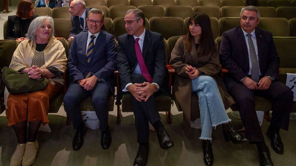 A procuradora-geral da República, Lucília Gago (E), acompanhada pelo presidente do Governo Regional dos Açores, José Manuel Bolieiro (C), durante o encerramento do 13.º Congresso do Sindicato dos Magistrados do Ministério Público (SMMP) sob o tema "Ministério Público em evolução: atualidade, proximidade e iniciativa", Ponta Delgada, Ilha de São Miguel, Açores, 02 de março de 2024. EDUARDO COSTA/LUSA