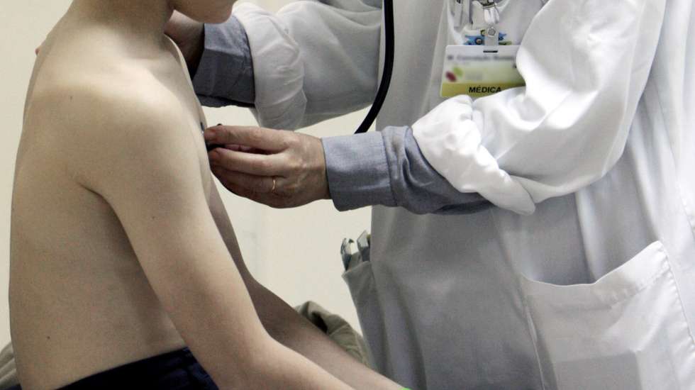 Uma crianca é observada na urgência pediátrica do Hospital de Santo André de Leiria que é um caso de sucesso na gestão hospitalar, com prazos medios de pagamento aos fornecedores de 40 dias, o exercicio de 2008 foi fechado com um lucro de 4,7 milhoes de euros, 18 de Abril de 2009.PAULO CUNHA/LUSA