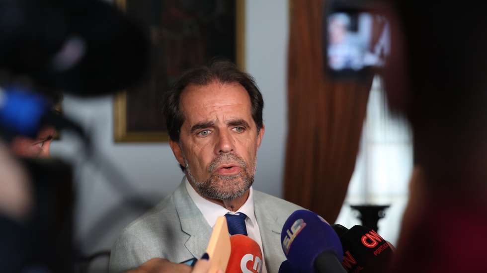 O cabeça de lista do Partido Social Democrata (PSD) às eleições de 26 de maio, Miguel Albuquerque, presta declarações à imprensa à saìda do Palácio de São Lourenço, após ser indigitado presidente do Governo Regional, pelo representante da República na Madeira, Ireneu Cabral Barreto (ausente na fotografia), no Funchal, Madeira, 29 de maio de 2024. HOMEM DE GOUVEIA/LUSA