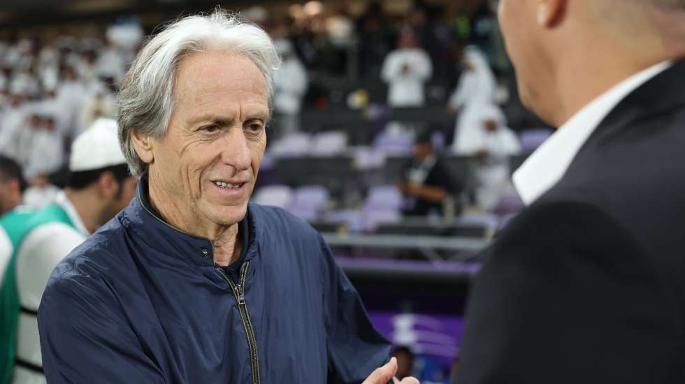 epa11673446 Head coach Jorge Jesus (L) of Al-Hilal shakes hands with Head coach Hernan Crespo of Al Ain during the AFC Champions League soccer match between Al Ain and Al Hilal in Al Ain, United Arab Emirates, 21 October 2024.  EPA/ALI HAIDER