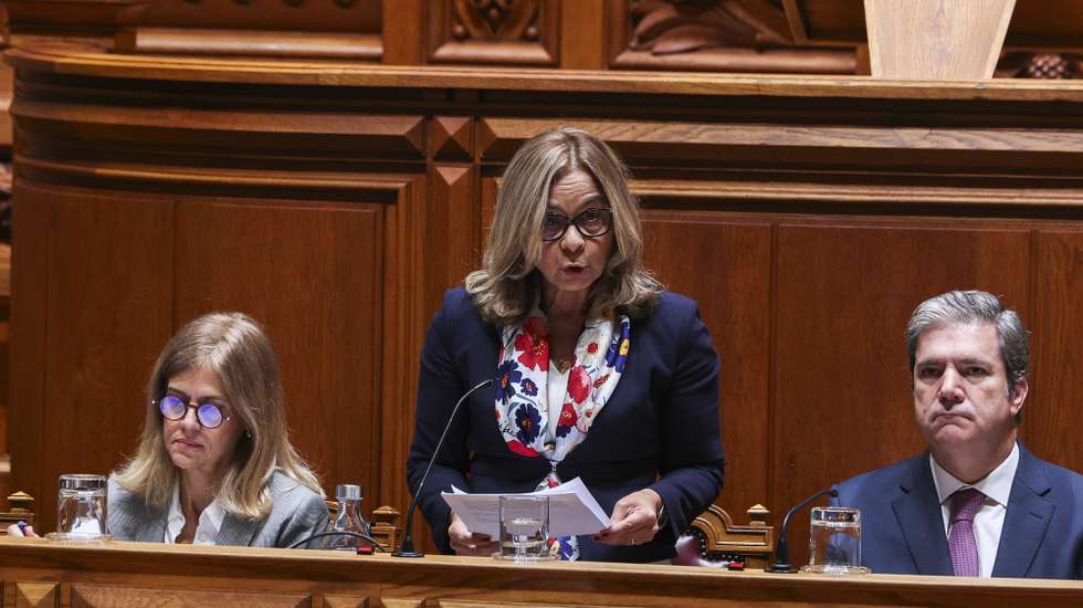 A ministra da Saúde, Ana Paula Martins, ladeada pela secretária de Estado da Gestão da Saúde, Cristina Vaz Tomé (E), e pelo vice-presidente da Comissão de Orçamento, Finanças e Administração Pública, Paulo Núncio (D), intervém na sua audição perante a Comissão de Orçamento, Finanças e Administração Pública, no âmbito da apreciação, na especialidade, da Proposta de Lei n.º 26/XVI/1.ª (GOV) – Aprova o Orçamento do Estado para 2025, na Assembleia da República, em Lisboa, 12 de novembro de 2024. TIAGO PETINGA/LUSA