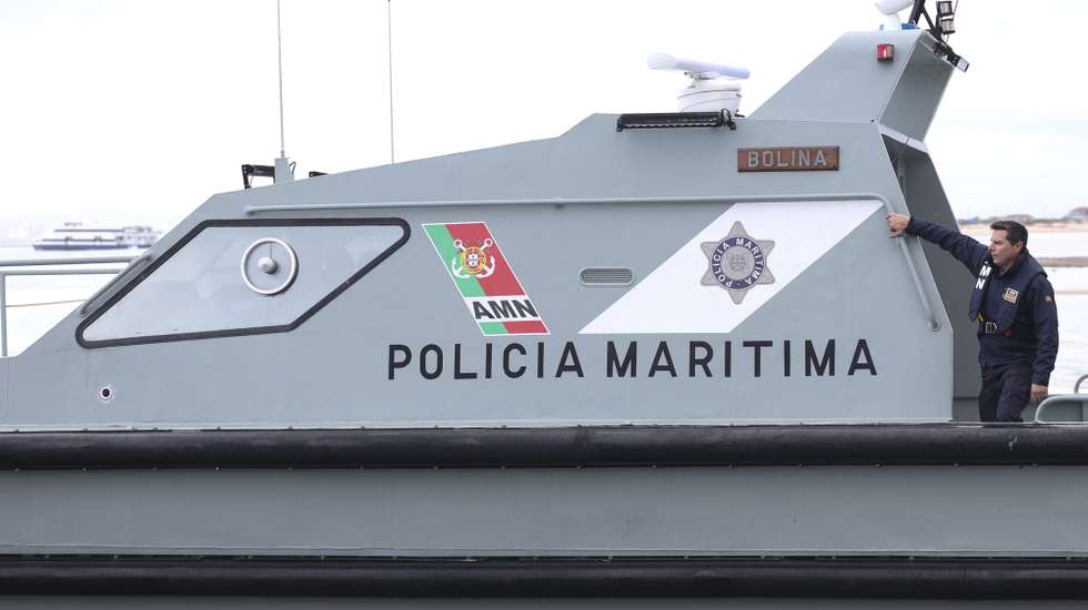 Uma embarcação da Polícia Marítima percorre o Rio Tejo, Lisboa  28 de novembro de 2023. ANTÓNIO COTRIM/LUSA