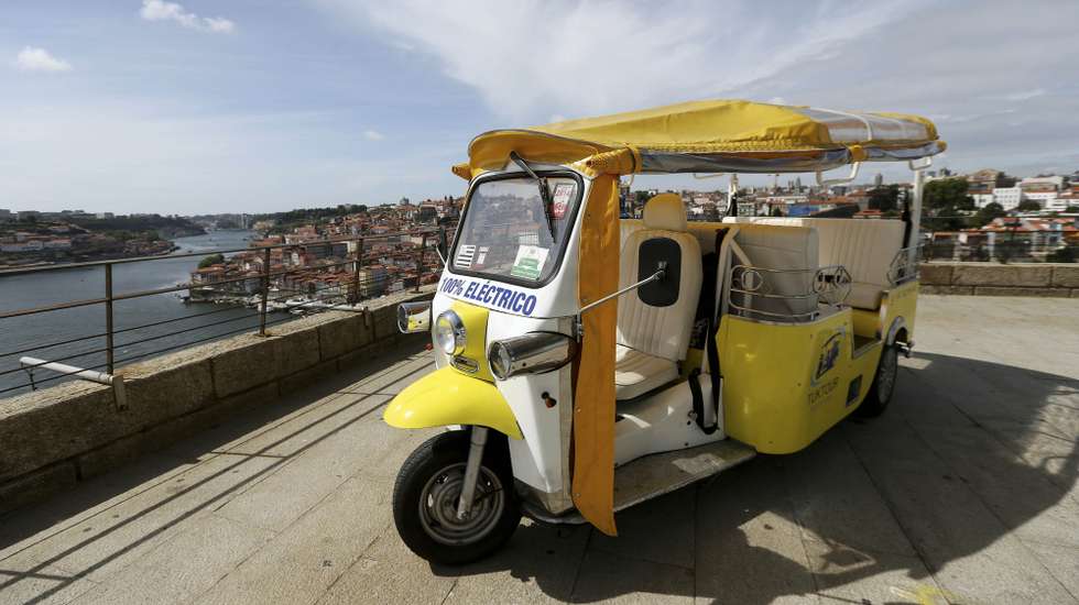 Os tuk-tuk são um dos novos transportes turisticos que já circulam no Porto, Gaia e Matosinhos tendo como mais-valia serem 100% elétricos e poderem circular nas ruas mais estreitas onde não chegam táxis ou autocarros, 29 Abril 2015. ESTELA SILVA / LUSA