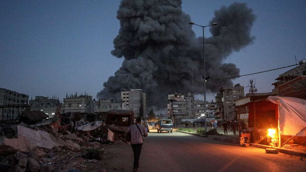 epa12007982 Smoke rises following an Israeli airstrike on the Dar al-Arqam School in the al-Tuffah neighborhood, in Gaza, 03 April 2025. At least 27 people were killed in an Israeli airstrike on the Dar al-Arqam School in the al-Tuffah neighborhood, east of Gaza City, according to the Palestinian Ministry of Health in Gaza. Israeli forces resumed airstrikes on Gaza on 18 March, ending a ceasefire that had been in place since 19 January.  EPA/MOHAMMED SABER