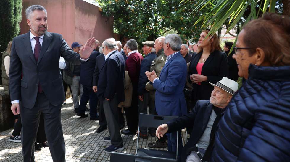 O secretário-geral do Partido Socialista, Pedro Nuno Santos, inaugurou a estátua "Mário Soares", na sede do partido em Lisboa, 19 de abril de 2025. TIAGO PETINGA/LUSA
