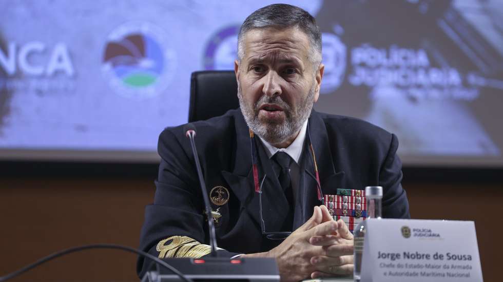 O Chefe de Estado-Maior da Armada e Autoridade Maritima Nacional, Jorge Nobre de Sousa, intervém na conferência de imprensa sobre a operação "Nautiulus", Lisboa, 25 de março de 2025. A Polícia Judiciária (PJ) realizou, nos últimos dias, uma operação de combate ao tráfico de estupefacientes por via marítima, na sequência da qual foi possível localizar e intercetar um semi-submersível, utilizado por uma organização criminosa transnacional, que transportava cerca de 6,5 toneladas de cocaína, com destino à Península Ibérica. MIGUEL A. LOPES/LUSA