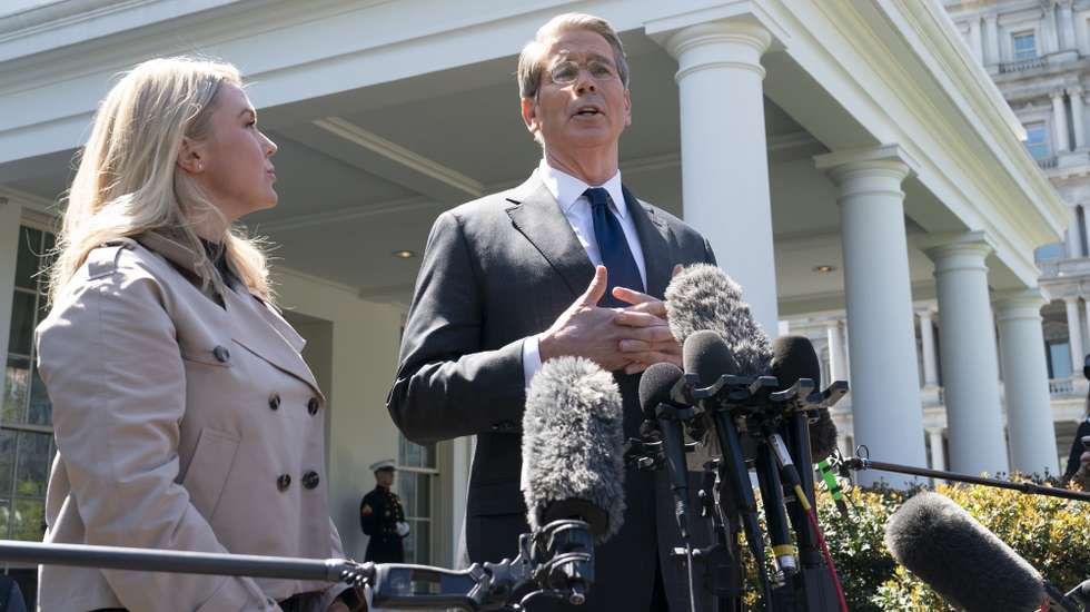 epa12021165 US Treasury Secretary Scott Bessent (R) speaks to the media next to White House Press Secretary Karoline Leavitt (L) outside the White House in Washington, DC, USA, 09 April 2025. The White House announced that President Trump is pausing for 90 days the implementation of higher tariffs for dozens of countries, except China whose tariff has increased to 125 percent.  EPA/CHRIS KLEPONIS /POOL