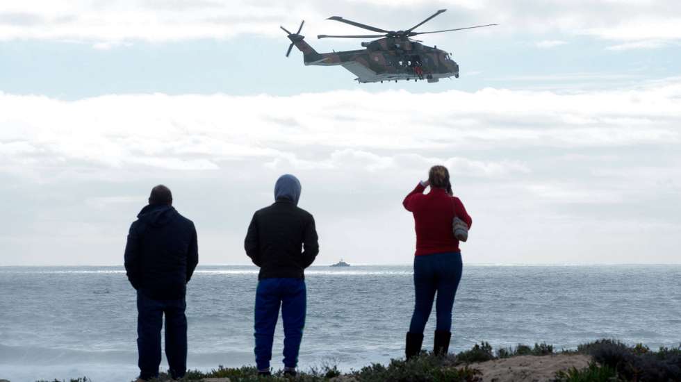 epa06657647 Rescue forces search for two missing off Meco beach in Sesimbra, Portugal, 09 April 2018. An Austrian citizen died and two people are missing due to an accident when they were practicing paragliding at Meco beach.  EPA/RUI MINDERICO