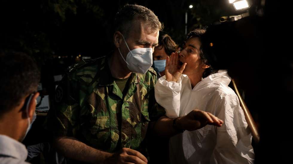 O coordenador Nacional da 'Task Force' para o Plano de Vacinação contra a covid-19, vice-almirante, Henrique de Gouveia e Melo, confrontado por populares à entrada para o Centro de Vacinação de Odivelas durante o fim de semana de vacinação de jovens de 16 e 17 anos, no Pavilhão Multiusos de Odivelas, 14 de agosto de 2021. MIGUEL A. LOPES/LUSA