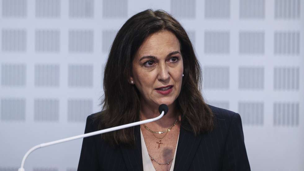 A ministra da Justiça, Rita Alarcão Júdice, usa da palavra durante a cerimónia de posse dos novos diretores-Adjuntos do Centro de Estudos Judiciários e sessão de encerramento do 1.º Ciclo dos Cursos de Formação Inicial de Magistrados 2024/2025, no Centro de Estudos Judiciários em Lisboa, 15 de julho de 2025. TIAGO PETINGA/LUSA