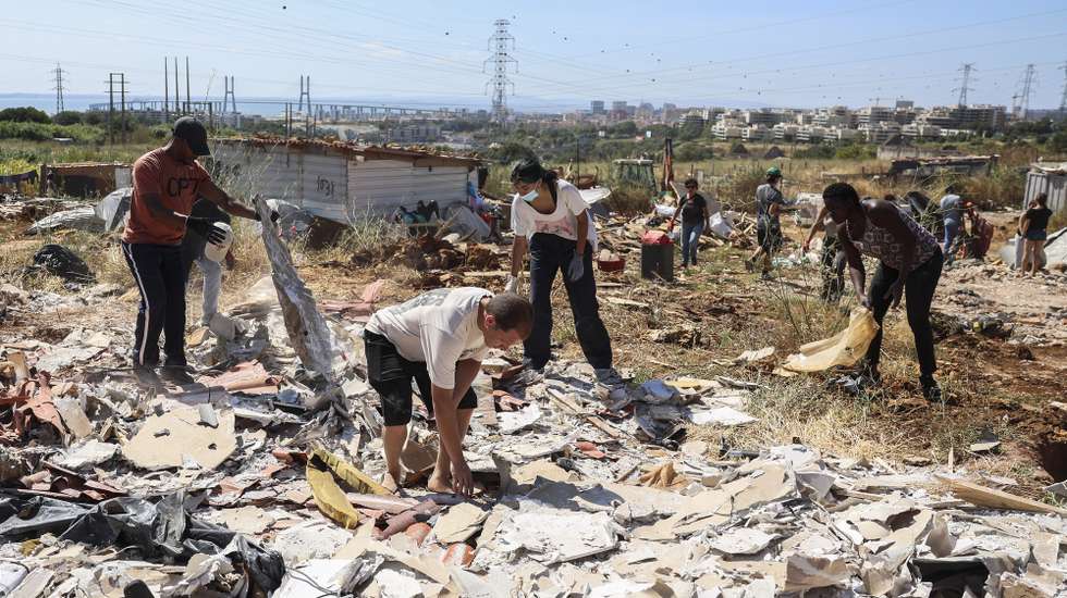 Os moradores do bairro e a Vida Justa realizaram uma jornada de trabalho e limpeza do entulho resultante da demolição pela Câmara Municipal de Loures de mais de 60 habitações precárias ilegais construídas pelos moradores no bairro do Talude em Loures, 19 de julho de 2025. TIAGO PETINGA/LUSA