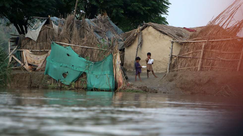 epa12349782 A view of the flooded areas after rising water level in river Sutlej, in Kasur district, Punjab province, Pakistan, 03 September 2025. At least 33 people have died and more than 1.4 million affected in Pakistan’s Punjab province after heavy monsoon rains, melting glaciers and water releases from Indian dams caused three rivers to overflow, triggering severe flooding and 'exceptionally high' water levels, officials said.  EPA/SOHAIL SHAHZAD