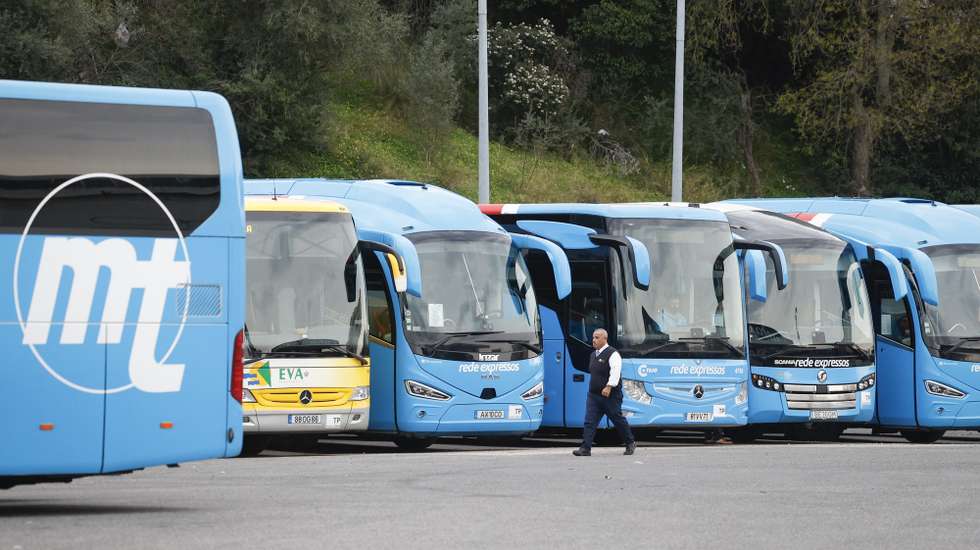 Um motorista de autocarros caminha no Terminal Rodoviário de Sete Rios, em Lisboa, 15 de fevereiro de 2025. Transportes. Viagem. Expresso. ANTÓNIO PEDRO SANTOS/LUSA