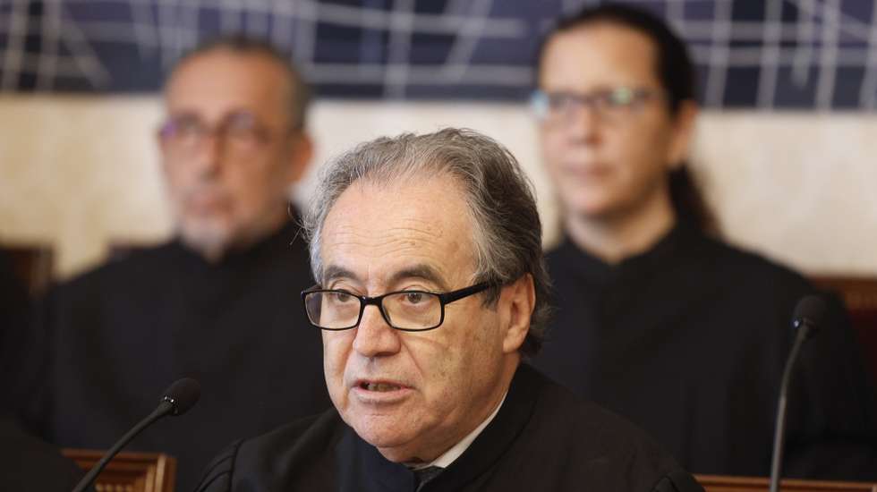 O presidente do Tribunal Constitucional, José João Abrantes, intervém durante a leitura pública da decisão relativa ao pedido de fiscalização requerida pelo Presidente da República, Marcelo Rebelo de Sousa (ausente da foto), sobre o regime jurídico de entrada, permanência, saída e afastamento de estrangeiros do território nacional, na Sala de Atos Públicos do Tribunal Constitucional, em Lisboa, 08 de agosto de 2025. ANTÓNIO PEDRO SANTOS/LUSA