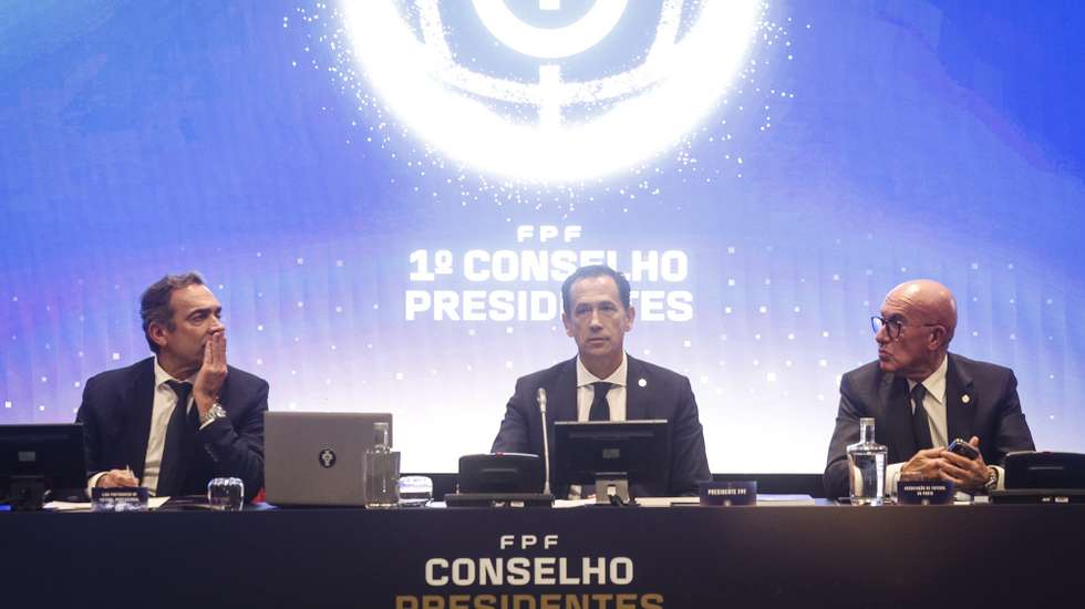 O presidente da Federação Portuguesa de Futebol (FPF), Pedro Proença (C), preside ao Conselho de Presidentes da Federação, na Cidade do Futebol, em Oeiras, 19 de dezembro de 2025. O Conselho de Presidentes da FPF reúne os líderes de todos os sócios da Federação com o objetivo de inaugurar um novo ciclo de trabalho e definir estratégias para o desenvolvimento do futebol português. ANTÓNIO PEDRO SANTOS/LUSA