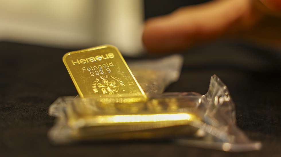 epa12441387 Gold bars are displayed in a gold dealer's shop in Essen, Germany, 09 October 2025. The spot price of gold has risen above 4,000 USD per ounce for the first time as investors turn to the precious metal amid global political and economic uncertainty.  EPA/CHRISTOPHER NEUNDORF
