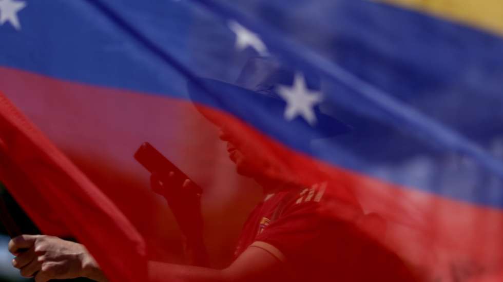 epa12626726 A Venezuelan residing in Argentina celebrates during a demonstration in support of US military actions in Venezuela that led to the capture of Venezuelan President Nicolas Maduro in front of the obelisk in Buenos Aires, Argentina, 04 January 2026.  EPA/JUAN IGNACIO RONCORONI