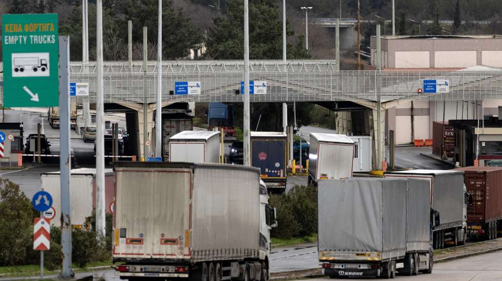 epa12682442 Trucks line up in front of the Greek border crossing 'Evzoni' during the blockade of the Bogorodica border crossing near Gevgelija, North Macedonia, 26 January 2026. All border crossings in the country and the wider region are blocked to freight traffic starting 26 January at noon, following a coordinated protest by truck operators from North Macedonia, Serbia, Bosnia and Herzegovina, and Montenegro. The carriers suspend transit toward the European Union in opposition to the EU’s new Entry/Exit System (EES), which introduces revised rules for calculating drivers’ days of stay in the Schengen Area.  EPA/GEORGI LICOVSKI