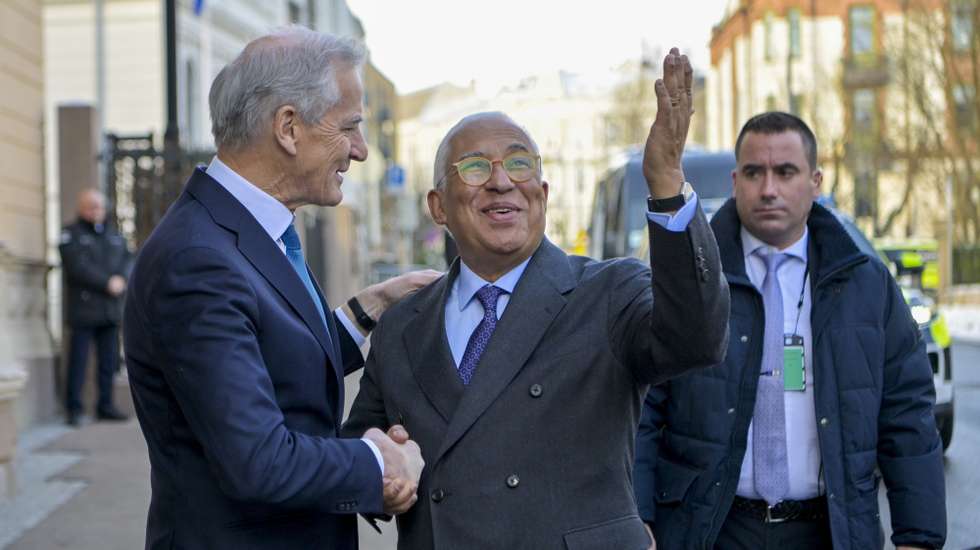 epa12757744 Norway's Prime Minister Jonas Gahr Store (L) welcomes EU Council President Antonio Costa  (R) as he arrives for a meeting at the government's representative facilities in Oslo, Norway, 19 February 2026.  EPA/ANNIKA BYRDE  NORWAY OUT