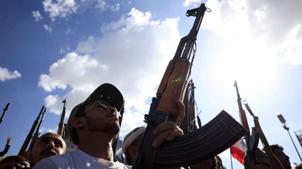 epa12881201 Houthi supporters brandish weapons during a solidarity rally with Iran following the US-Iran ceasefire deal, in Sana'a, Yemen, 10 April 2026. Iran, the United States, and Israel reached a ceasefire agreement on 07 April, which would pause hostilities for 14 days and facilitate the temporary reopening of the Strait of Hormuz to maritime traffic.  EPA/YAHYA ARHAB
