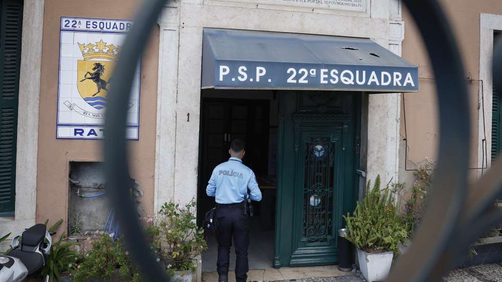 Pormenor da fachada da esquadra da Polícia de Segurança Pública (PSP) do Rato, em Lisboa, 07 de maio de 2026. ANTÓNIO PEDRO SANTOS/LUSA