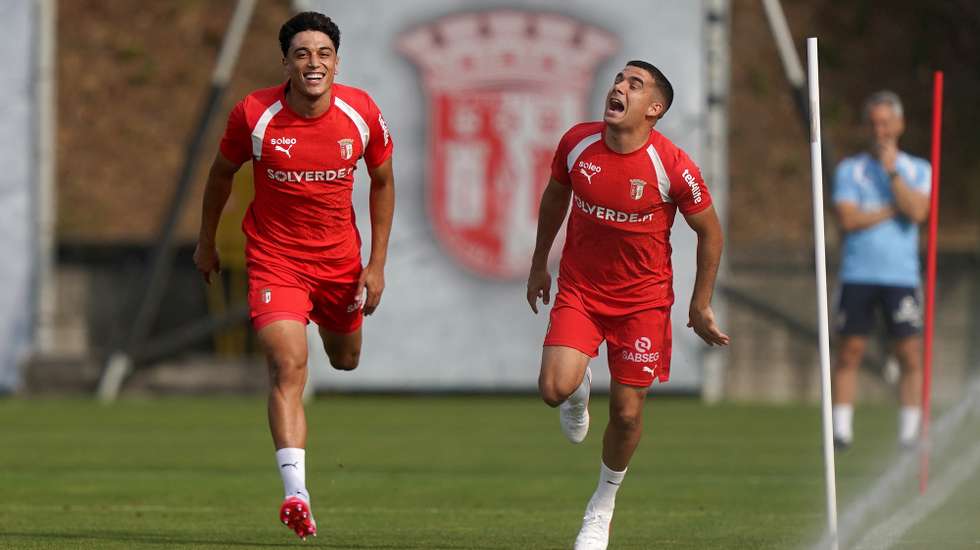 epa13140118 Sporting de Braga`s Vitor Carvalho (L) and Víctor Gomez during a training session in Braga, Portugal, 29 July 2026. Sporting de Braga will play against Zeleznicar Pancevo during the UEFA Conference League second qualifying round 2nd leg soccer match in Braga on 30 July 2026.  EPA/HUGO DELGADO