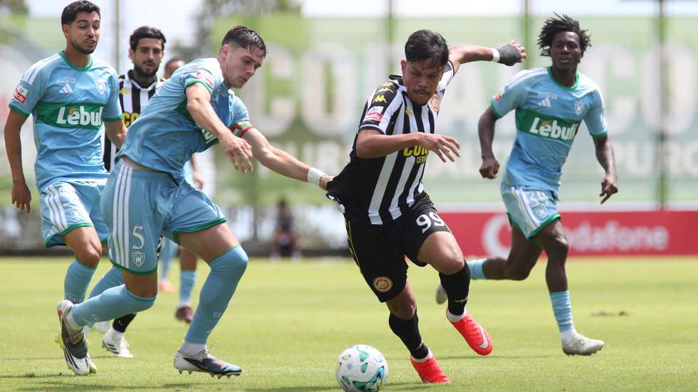 O jogador do Nacional, Pablo Ruan (C), disputa a bola com o jogador do Estrela da Amadora, Stefan Lekovic (E), durante o jogo da Primeira Liga de Futebol realizado no Estádio da Madeira, no Funchal, 30 de agosto de 2026, HOMEM DE GOUVEIA/LUSA