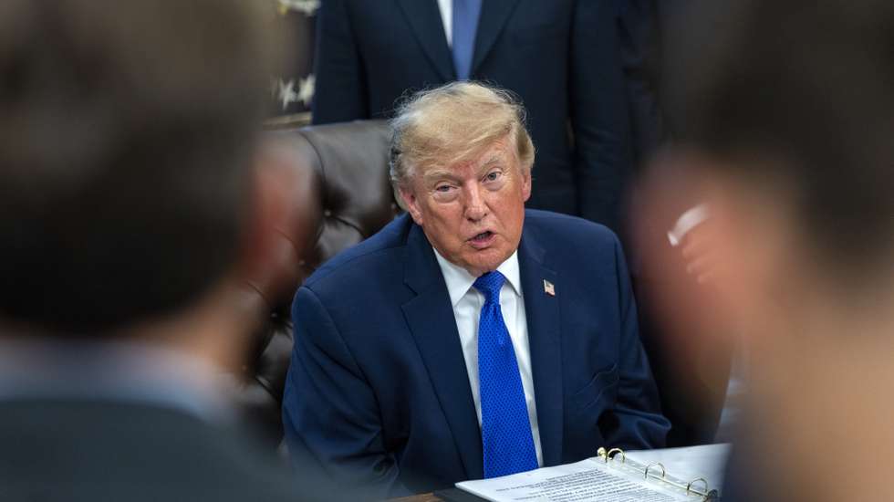 epa13269507 US President Donald Trump delivers an announcement in the Oval Office of the White House in Washington, DC, USA, 28 September 2026. Trump announced a nearly 15 billion USD investment by Mesabi Metallics to build the largest steel plant in U.S. history in Iowa.  EPA/BONNIE CASH / POOL