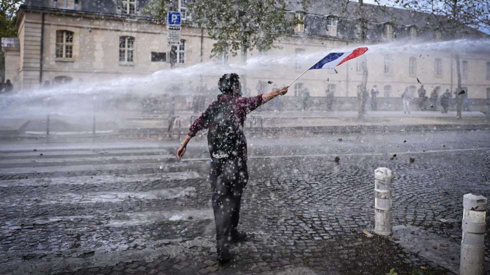 epaselect epa13300875 Protesters clash with riot police after high school students and members of French Unions march during a national day of protest against education conditions in Paris, France, 13 October 2026. Student demonstrations have spread across France since mid-September as youth protest against severe teacher shortages, overcrowded classrooms, a lack of resources, and poor learning conditions ahead of upcoming national budget decisions.  EPA/FIRAS ABDULLAH