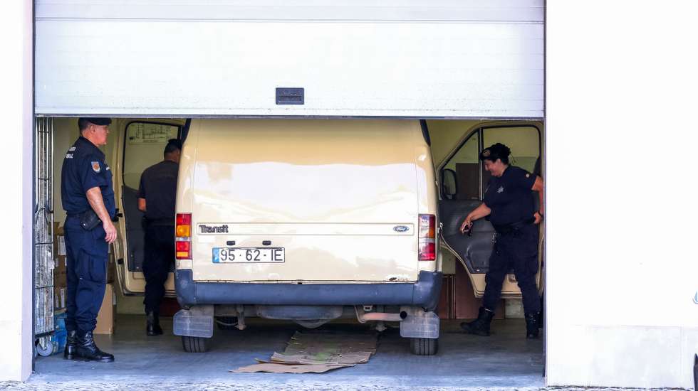 Uma carrinha celular estacionada à entrada do Tribunal de Setúbal, onde hoje se inicia a primeira sessão do julgamento do "Caso Jéssica", com cinco pessoas acusadas de envolvimento no homicídio de uma menina de 3 anos, ocorrido em 20 de junho de 2022, alegadamente devido a uma dívida da mãe por práticas de bruxaria, em Setúbal, 05 de junho de 2023. A vítima, Jéssica, morreu devido aos maus-tratos que lhe foram infligidos durante os vários dias que esteve ao cuidado de uma suposta ama. RUI MINDERICO/LUSA