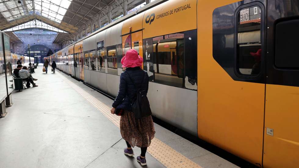 Estação de São Bento, 06 de abril de 2023. O Sindicato Nacional dos Maquinistas dos Caminhos de Ferro Portugueses (SMAQ) convocou uma greve na CP, durante todo o mês de abril, face à “desconsideração” de que acusa a empresa. Entre as reivindicações dos trabalhadores estão “aumentos salariais efetivos”, a “valorização da carreira da tração” e a melhoria das condições de trabalho nas cabines de condução e instalações sociais e das condições de segurança nas linhas e parques de resguardo do material motor. . ESTELA SILVA/LUSA
