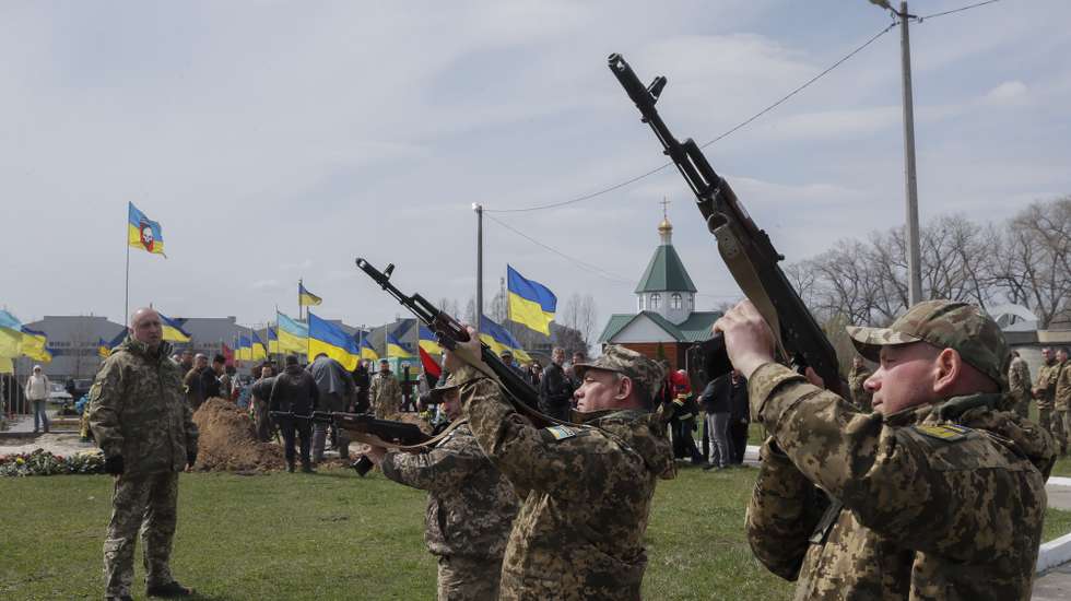 epa10568288 Ukrainian servicemen fire salutes during the funeral ceremony for Ukrainian serviceman Kostyantyn Starovytsky in Brovary near Kyiv, Ukraine, 11 April 2023. Kyiv Opera director and conductor Kostyantyn Starovytsky was killed in action while fighting against Russian troops near Kramatorsk.  EPA/SERGEY DOLZHENKO
