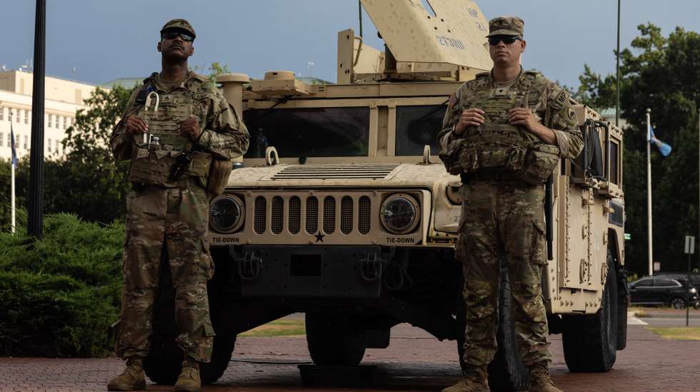 epa12301244 National Guard troops are stationed in Washington, DC, USA, 14 August 2025. US President Donald Trump, for the first time in history, has activated approximately 800 members of the District of Columbia National Guard along with federal agents from the FBI, DEA, ICE and Homeland Security Investigations (HSI), to join the federalized Metropolitan Police Department in policing the city.  EPA/ANNA ROSE LAYDEN
