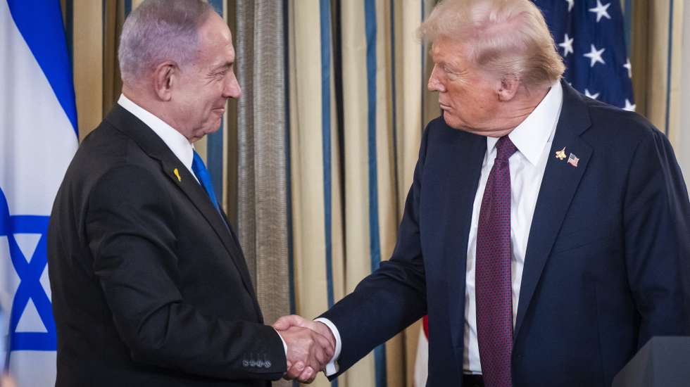 epa12415286 US President Donald Trump (R) shakes hands with Israeli Prime Minister Benjamin Netanyahu (L) after they spoke at a press conference in the State Dining Room of the White House in Washington, DC, USA, 29 September 2025. In their meeting, Trump pressed Netanyahu to accept a peace deal to end Israel’s on-going war in Gaza, and for Hamas to free their remaining hostages.  EPA/JIM LO SCALZO / POOL