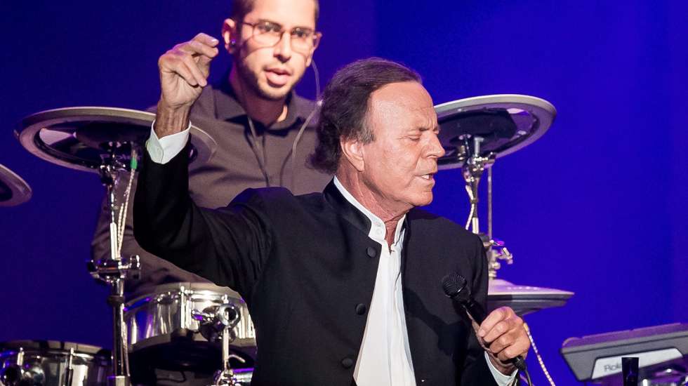 epa05342809 Spanish singer Julio Iglesias performs on stage at the Centennial Hall in Wroclaw, Poland, 02 June 2016.  EPA/MACIEJ KULCZYNSKI POLAND OUT