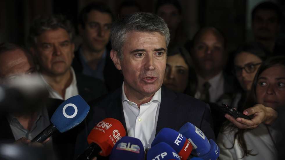 O secretário-geral do Partido Socialista (PS), José Luís Carneiro, presta declarações à comunicação social à chegada para a Reunião da Comissão Política Nacional, na sede nacional do partido, em Lisboa, 30 de abril de 2026. Na sequência da sua eleição na Comissão Nacional realizada no dia 19 de abril, os novos órgãos do PS reúnem-se pela primeira vez na Comissão Política Nacional. ANTÓNIO COTRIM/LUSA