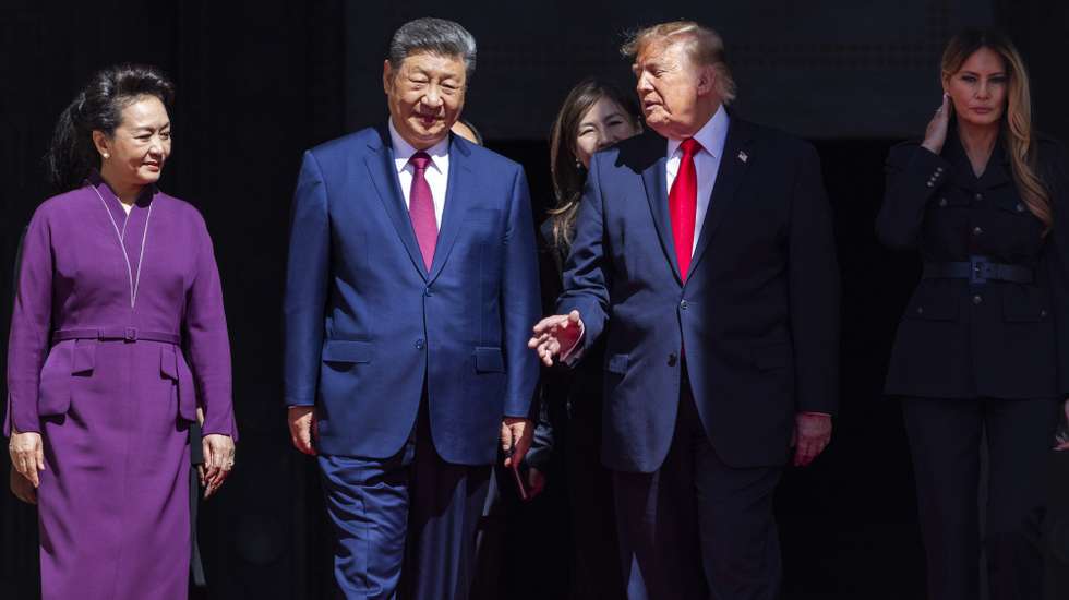 epa13263088 US President Donald Trump (C-R) and First Lady Melania Trump (R) escort Chinese President Xi Jinping (C-L) and First Lady of China Peng Liyuan (L) from the National Archives in Washington, DC, USA, 25 September 2026. President Xi's three-day state visit is his first to DC in 11 years.  EPA/JIM LO SCALZO / POOL